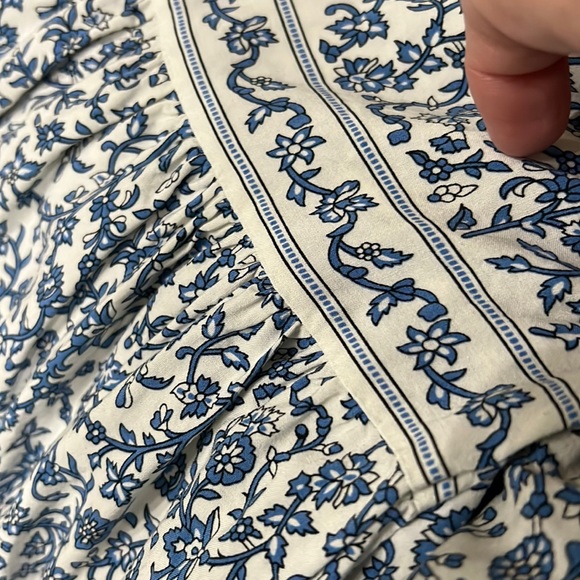 Max Studio Women’s Floral Blouse / Size L / Very Good Condition / Blue and Cream - Picture 4 of 12